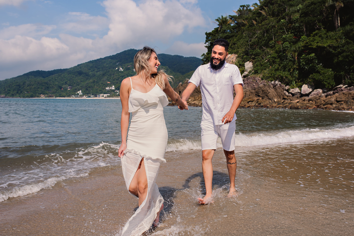 Ensaio pre wedding praia das conchas guaruja. ensaio noivos na praia. ensaio casal. casar na praia. Vou casar. ensaio na praia. pre wedding na praia. amor por praia.