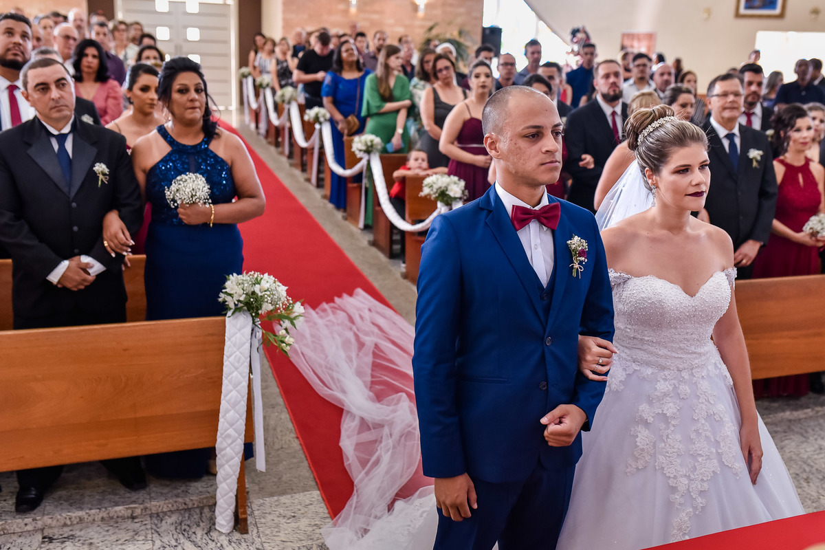 Cerimonia de casamento na igreja catolica, casamento na igreja são joão bosco - eloy chaves, casamento jundiai.  Vestido de noiva. terno do noivo. casamento na igreja. fotos de casamento.