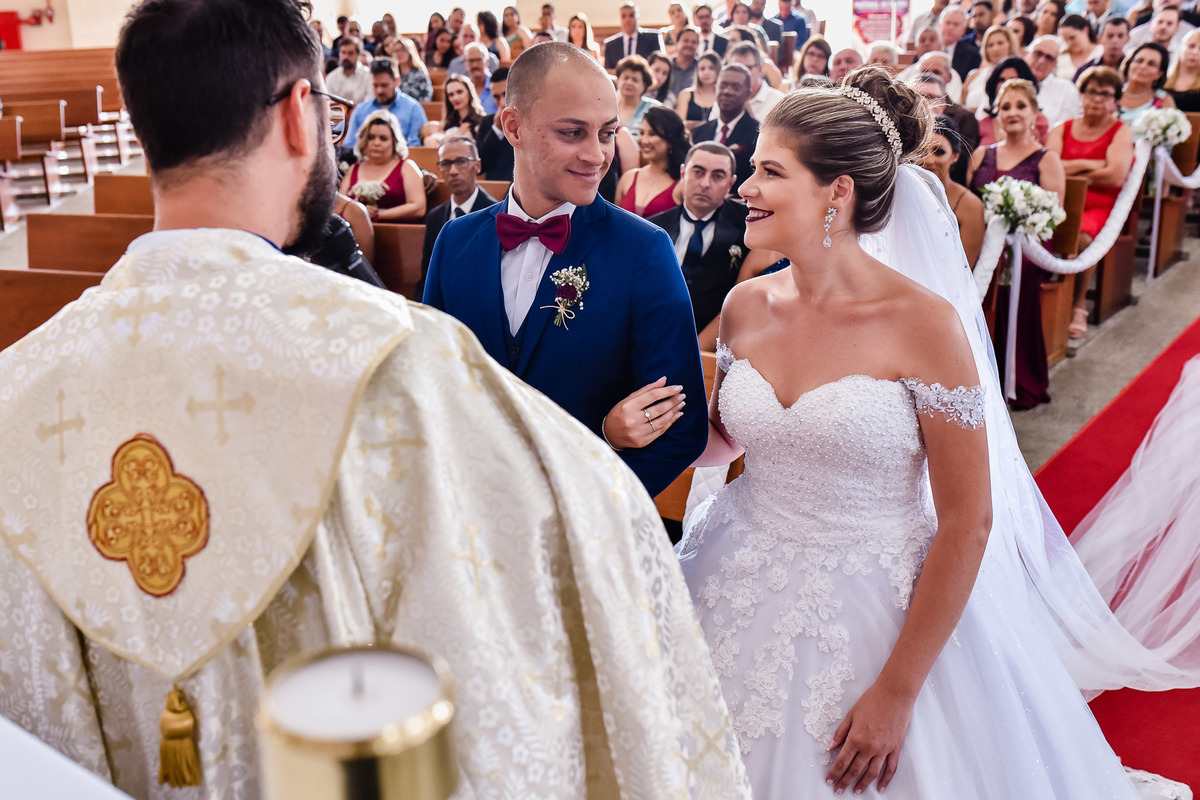 Cerimonia de casamento na igreja catolica, casamento na igreja são joão bosco - eloy chaves, casamento jundiai.  Vestido de noiva. terno do noivo. casamento na igreja. fotos de casamento.