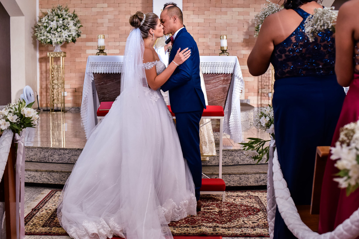 Cerimonia de casamento na igreja catolica, casamento na igreja são joão bosco - eloy chaves, casamento jundiai.  Vestido de noiva. terno do noivo. casamento na igreja. fotos de casamento.