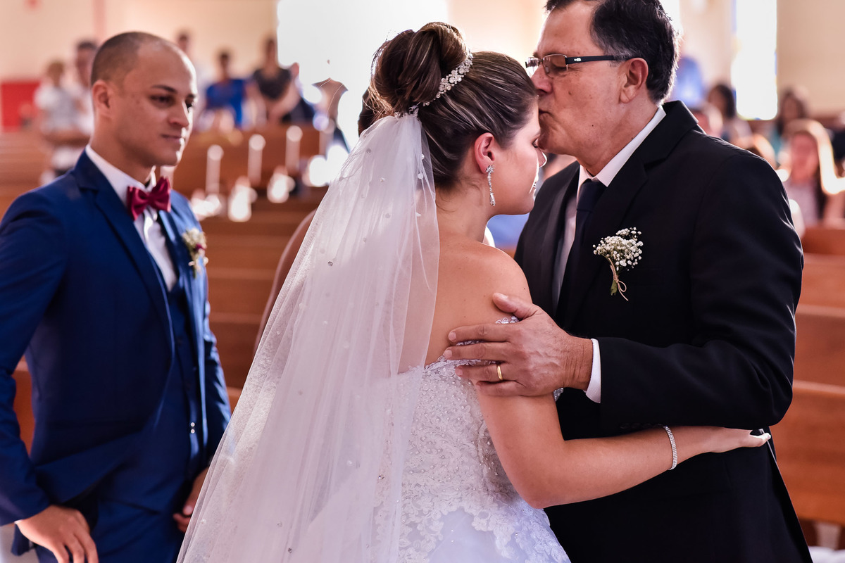 Cerimonia de casamento na igreja catolica, casamento na igreja são joão bosco - eloy chaves, casamento jundiai.  Vestido de noiva. terno do noivo. casamento na igreja. fotos de casamento.