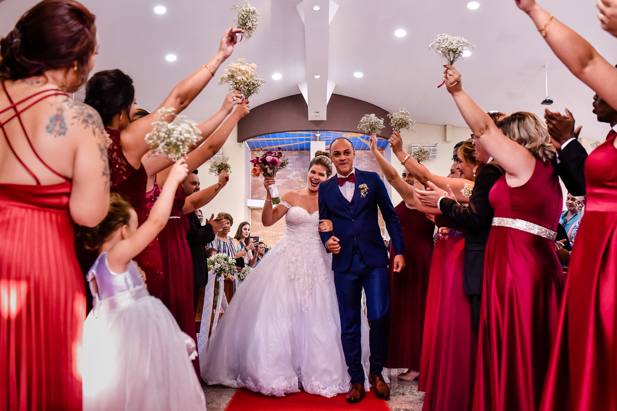 Cerimonia de casamento na igreja catolica, casamento na igreja são joão bosco - eloy chaves, casamento jundiai.  Vestido de noiva. terno do noivo. casamento na igreja. fotos de casamento. saida dos noivos