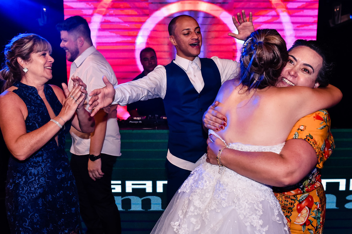 recepçao  Spazio di Cristalli. fotos de casamento  Spazio di Cristalli fotos expontaneas. fotografo contador de historia, contador de historia. fotografo de casamento.  . vestido de noiva. terno do noivo. fotos festa de casamentos. balada de casamento