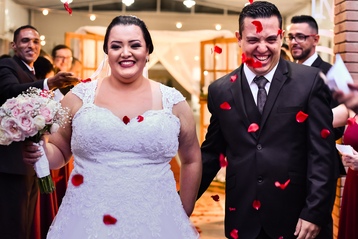 Cerimonia de casamento no salão, casamento na chacara, Recanto Mario e Maria, casamento jundiai.  Vestido de noiva. terno do noivo. casamento. fotos de casamento. casamento Arlene e Lucas, saida dos noivos, chuva de rosas