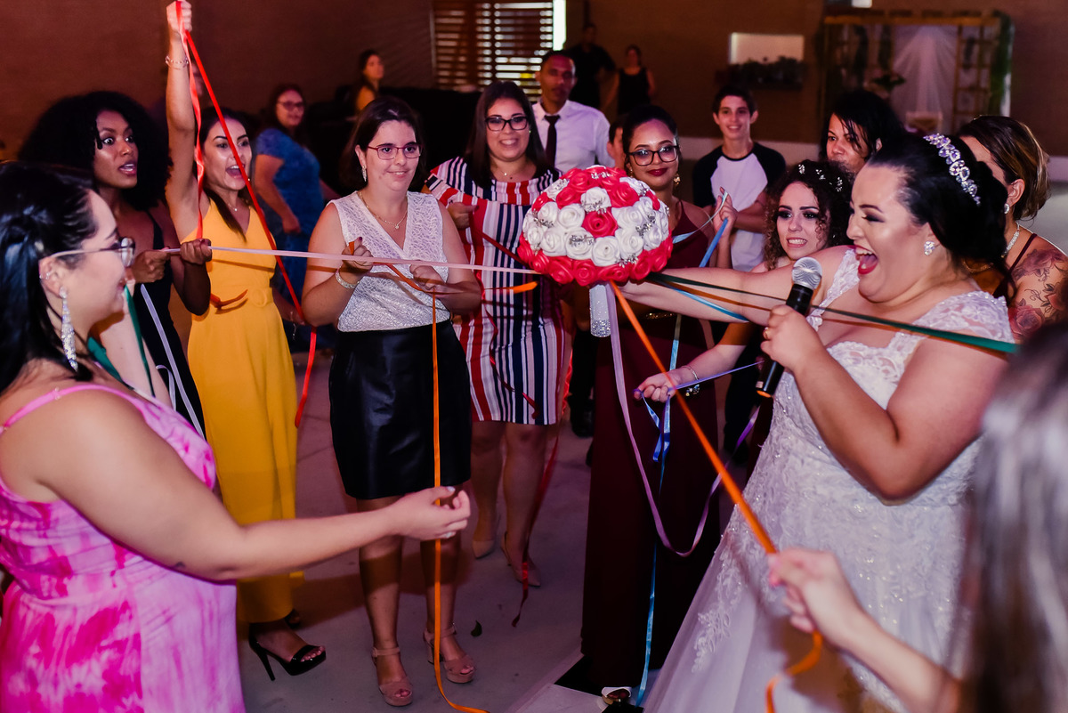 Cerimonia de casamento no salão, casamento na chacara, Recanto Mario e Maria, casamento jundiai.  casamento. fotos de casamento. casamento Arlene e Lucas, fotos festa de casamento, festas animadas em casamento, buque da noiva, noiva jogando buque