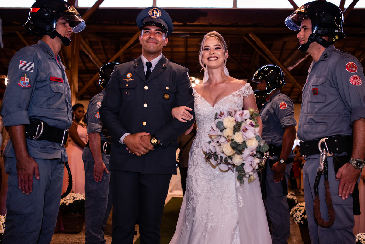 chacara paraiso. Cerimonia militar chacara paraiso. Fotos de casamento. Wedding. casamento ao ar livre. casamento no campo. Terno do noivo. vestido de noiva, casamento militar, bombeiro militar, casamento bombeiro,  guarda de honra,  casamento sp.
