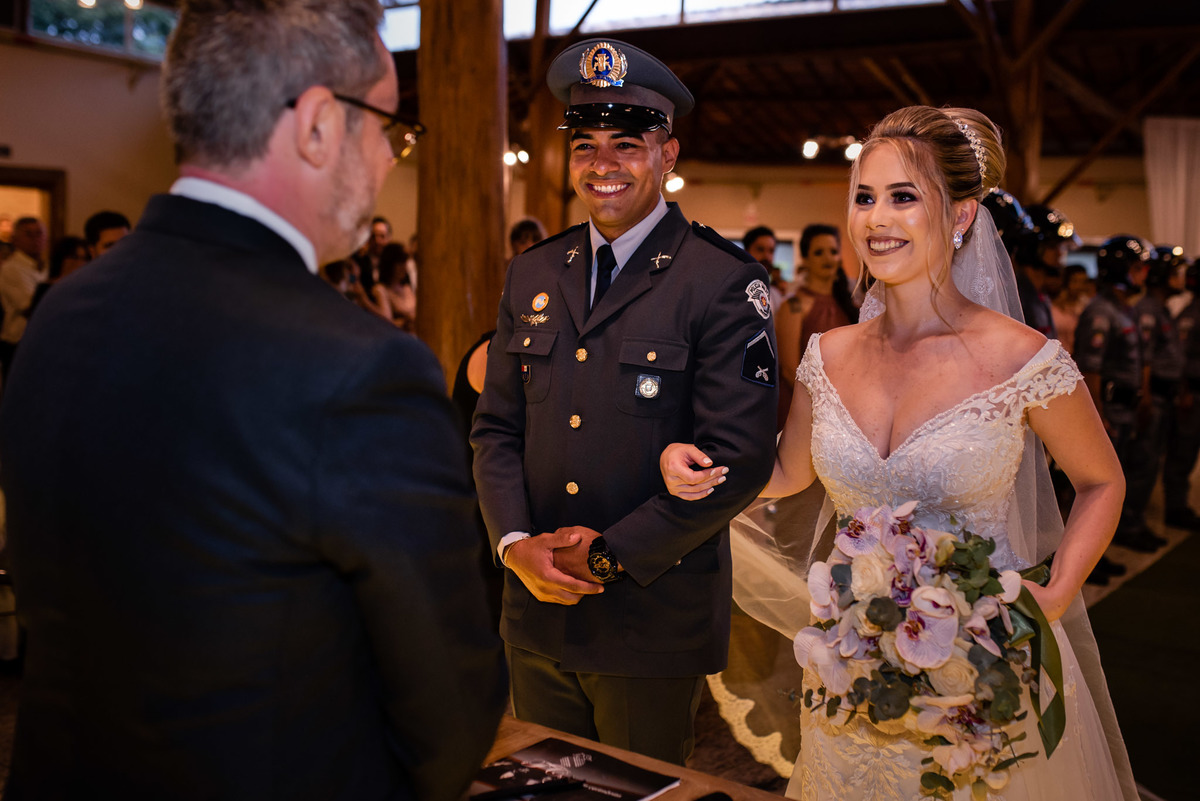 chacara paraiso. Cerimonia militar chacara paraiso. Fotos de casamento. Wedding. casamento ao ar livre. casamento no campo. Terno do noivo. vestido de noiva, casamento militar, bombeiro militar, casamento bombeiro,  guarda de honra,  casamento sp.