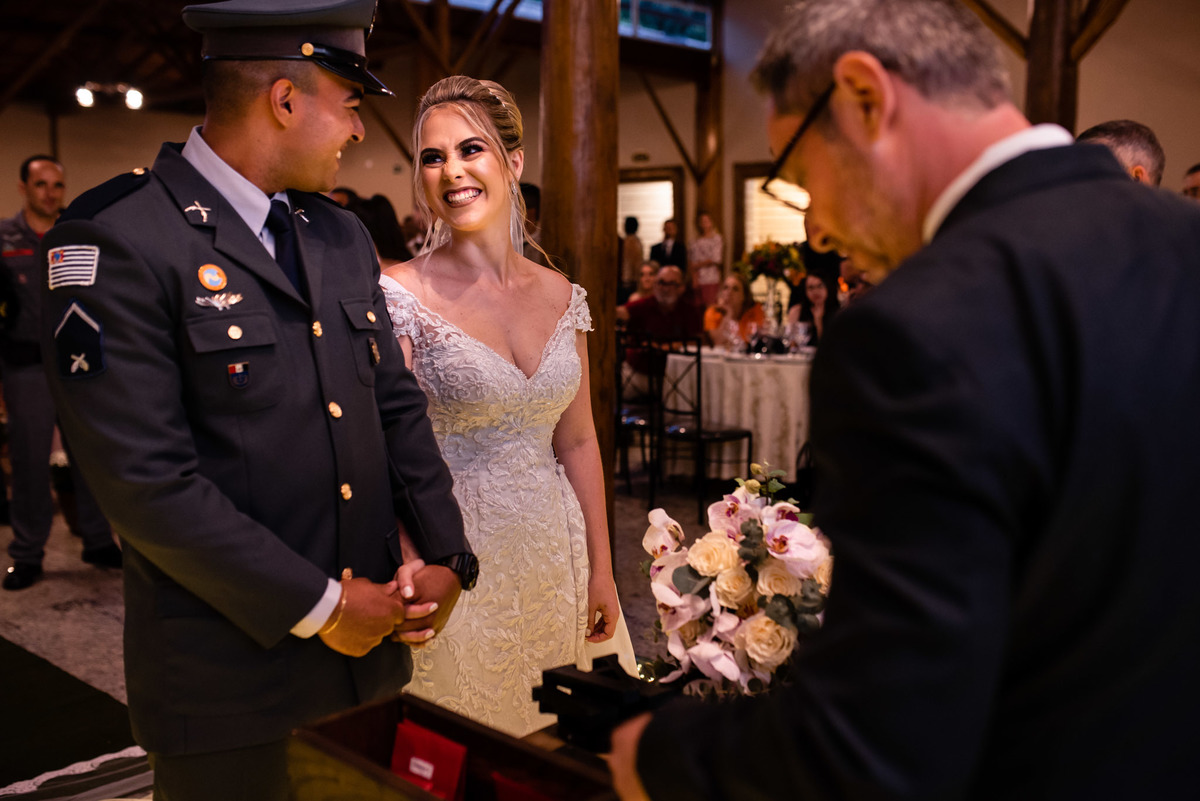 chacara paraiso. Cerimonia militar chacara paraiso. Fotos de casamento. Wedding. casamento ao ar livre. casamento no campo. Terno do noivo. vestido de noiva, casamento militar, bombeiro militar, casamento bombeiro,  guarda de honra,  casamento sp.