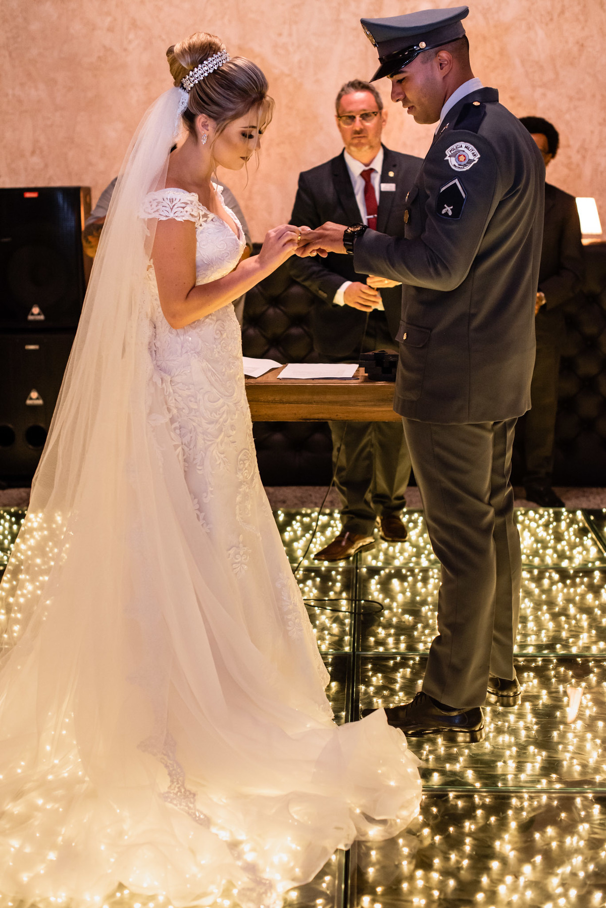 chacara paraiso. Cerimonia militar chacara paraiso. Fotos de casamento. Wedding. casamento ao ar livre. casamento no campo. Terno do noivo. vestido de noiva, casamento militar, bombeiro militar, casamento bombeiro,  guarda de honra,  casamento sp.