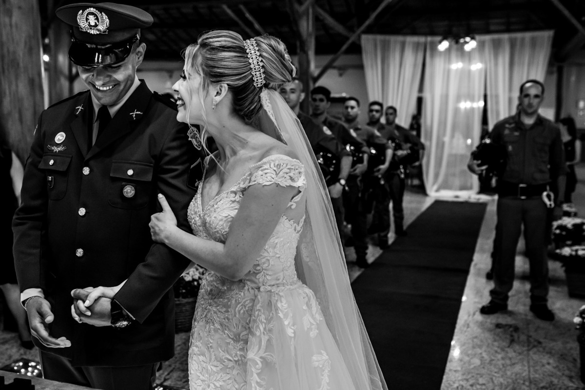 chacara paraiso. Cerimonia militar chacara paraiso. Fotos de casamento. Wedding. casamento ao ar livre. casamento no campo. Terno do noivo. vestido de noiva, casamento militar, bombeiro militar, casamento bombeiro,  guarda de honra,  casamento sp.