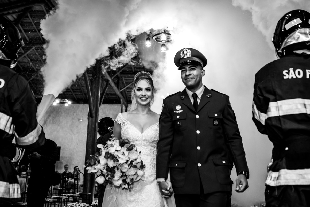 chacara paraiso. Cerimonia militar chacara paraiso. Fotos de casamento. Wedding. casamento ao ar livre. casamento no campo. Terno do noivo. vestido de noiva, casamento militar, bombeiro militar, casamento bombeiro,  guarda de honra,  casamento sp.