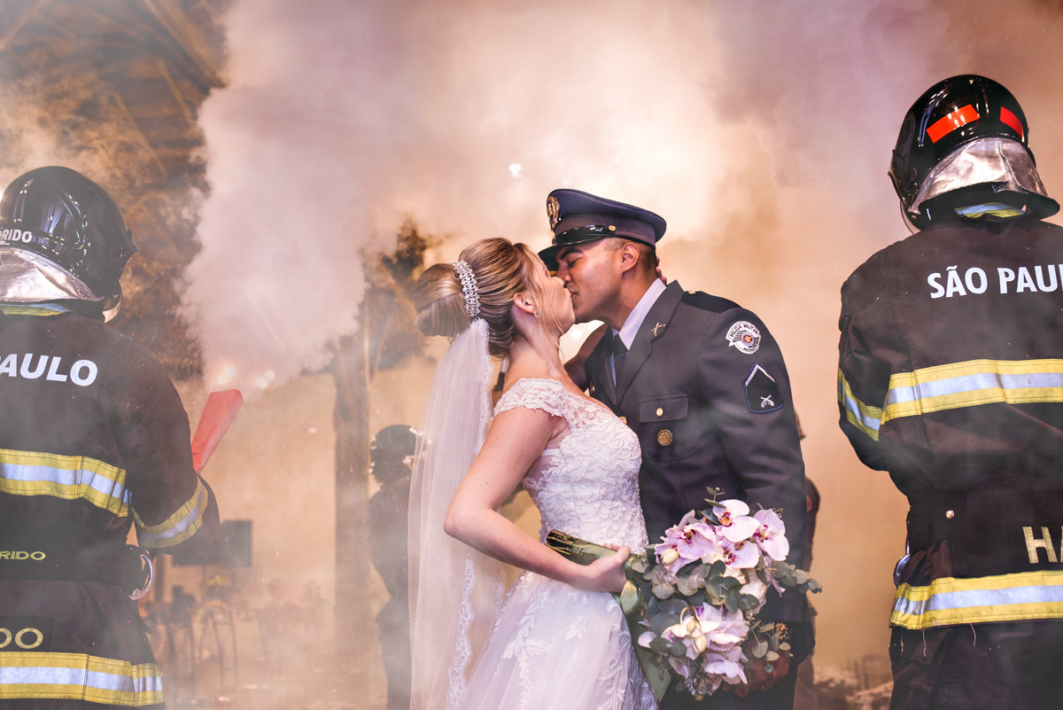 chacara paraiso. Cerimonia militar chacara paraiso. Fotos de casamento. Wedding. casamento ao ar livre. casamento no campo. Terno do noivo. vestido de noiva, casamento militar, bombeiro militar, casamento bombeiro,  guarda de honra,  casamento sp.