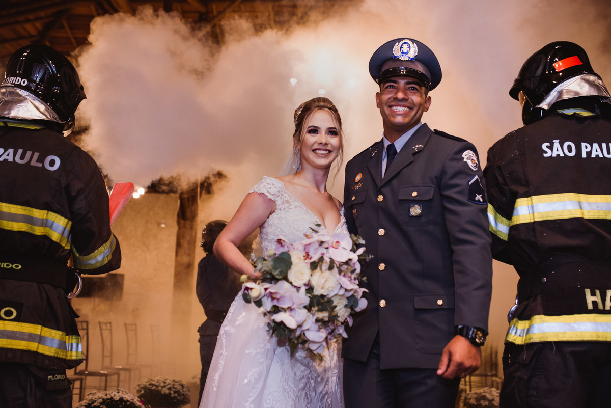 chacara paraiso. Cerimonia militar chacara paraiso. Fotos de casamento. Wedding. casamento ao ar livre. casamento no campo. Terno do noivo. vestido de noiva, casamento militar, bombeiro militar, casamento bombeiro,  guarda de honra,  casamento sp.