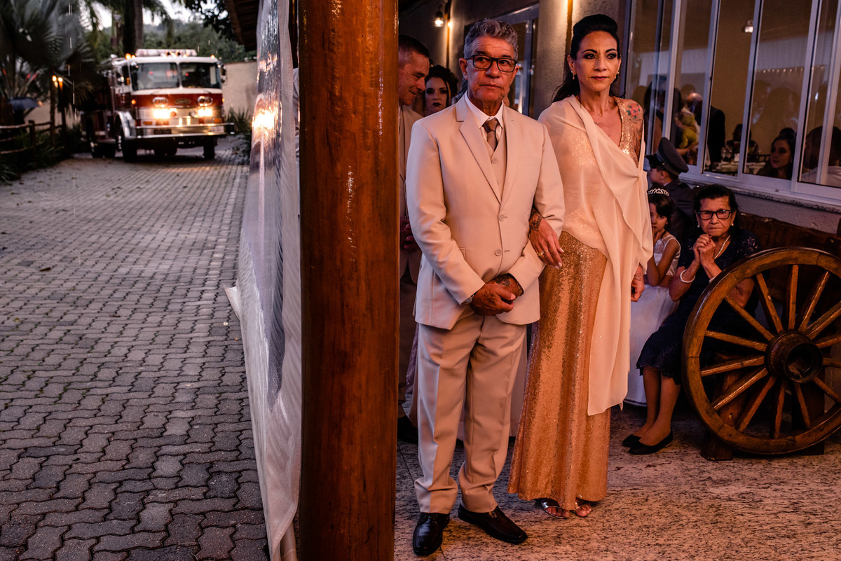 chacara paraiso. Cerimonia de casamento, chacara paraiso. Fotos de casamento. Wedding. casamento ao ar livre. casamento no campo. Terno do noivo. terno de noivo, casamento militar, bombeiro militar, casamento bombeiro,  guarda de honra,  casamento sp.
