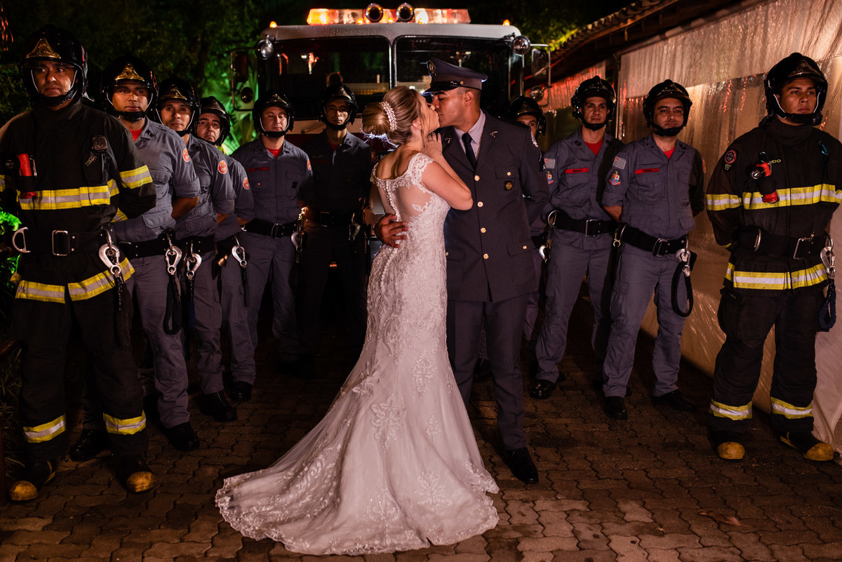 chacara paraiso. Cerimonia militar chacara paraiso. Fotos de casamento. Wedding. casamento ao ar livre. casamento no campo. Terno do noivo. vestido de noiva, casamento militar, bombeiro militar, casamento bombeiro,  guarda de honra,  casamento sp.