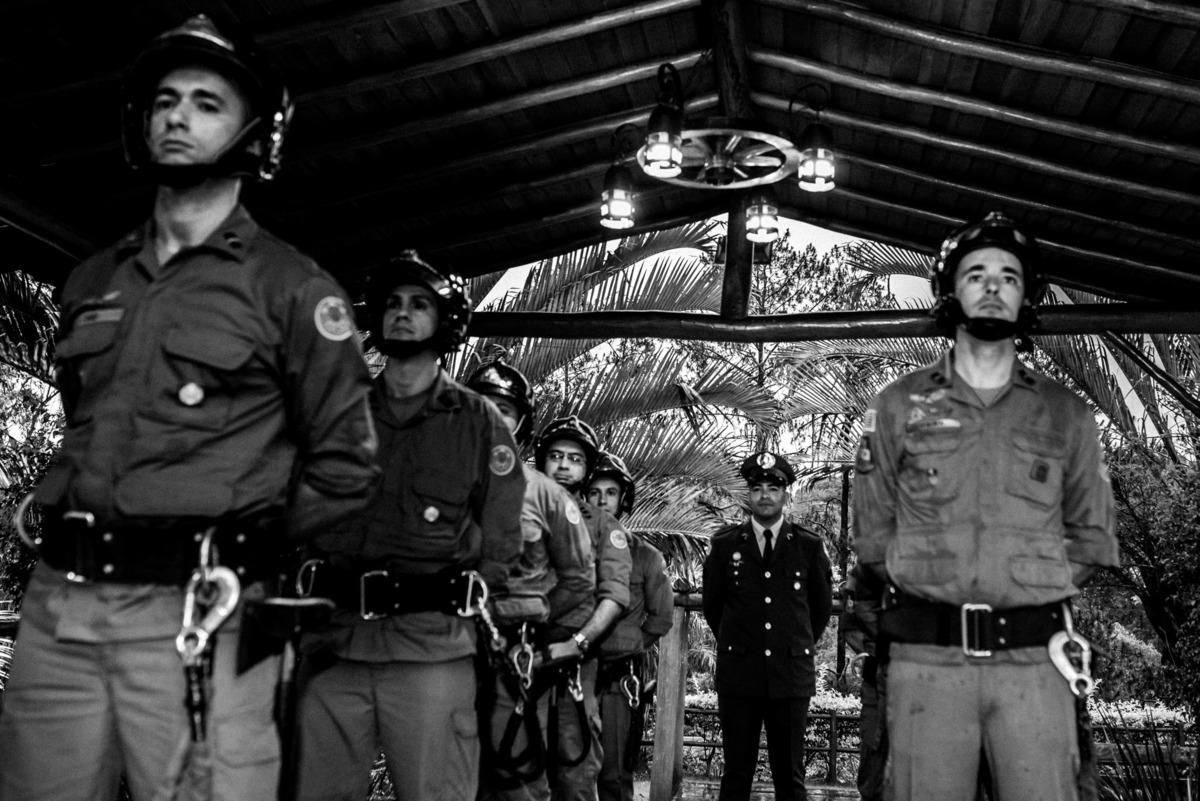 chacara paraiso. Cerimonia de casamento, chacara paraiso. Fotos de casamento. Wedding. casamento ao ar livre. casamento no campo. Terno do noivo. terno de noivo, casamento militar, bombeiro militar, casamento bombeiro,  guarda de honra,  casamento sp.