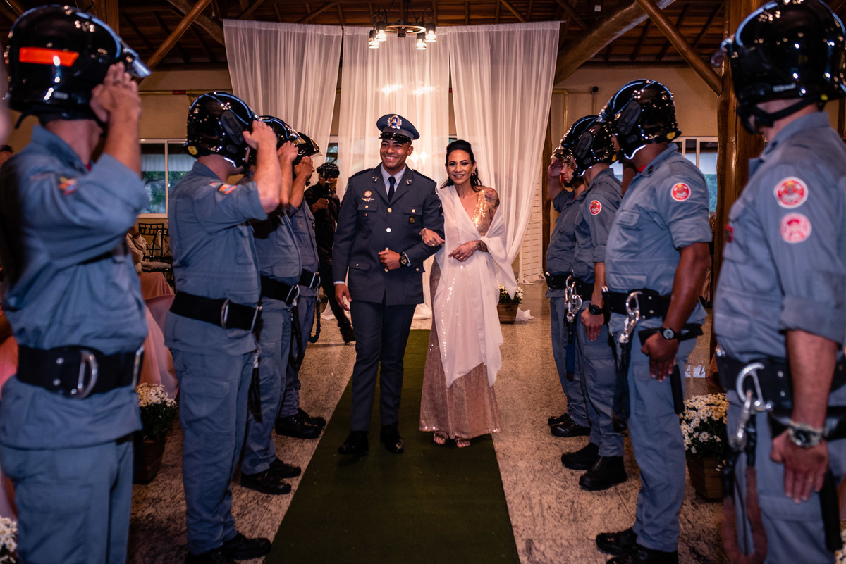 chacara paraiso. Cerimonia de casamento, chacara paraiso. Fotos de casamento. Wedding. casamento ao ar livre. casamento no campo. Terno do noivo. terno de noivo, casamento militar, bombeiro militar, casamento bombeiro,  guarda de honra,  casamento sp.