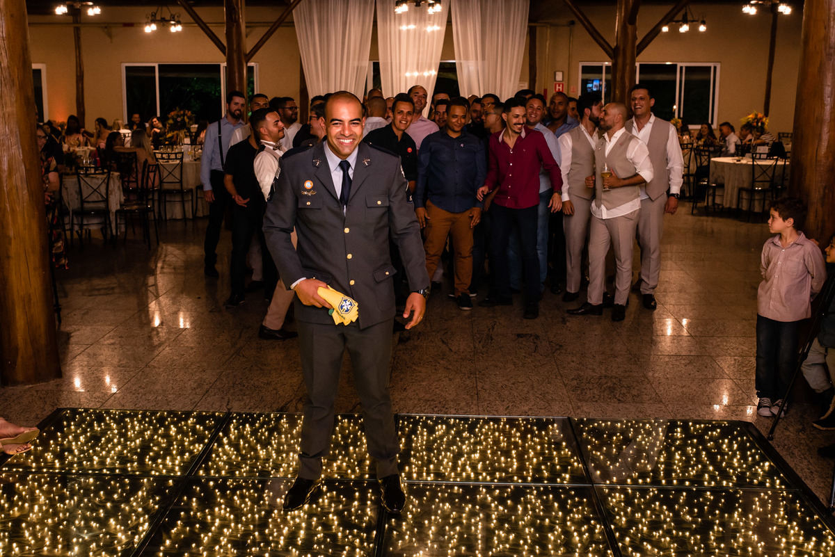 chacara paraiso. Cerimonia militar chacara paraiso. Fotos de casamento. Wedding. casamento ao ar livre. casamento no campo. Terno do noivo. vestido de noiva, casamento militar, bombeiro militar, casamento bombeiro,  guarda de honra,  casamento sp.