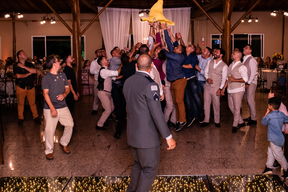 chacara paraiso. Cerimonia militar chacara paraiso. Fotos de casamento. Wedding. casamento ao ar livre. casamento no campo. Terno do noivo. vestido de noiva, casamento militar, bombeiro militar, casamento bombeiro,  guarda de honra,  casamento sp.