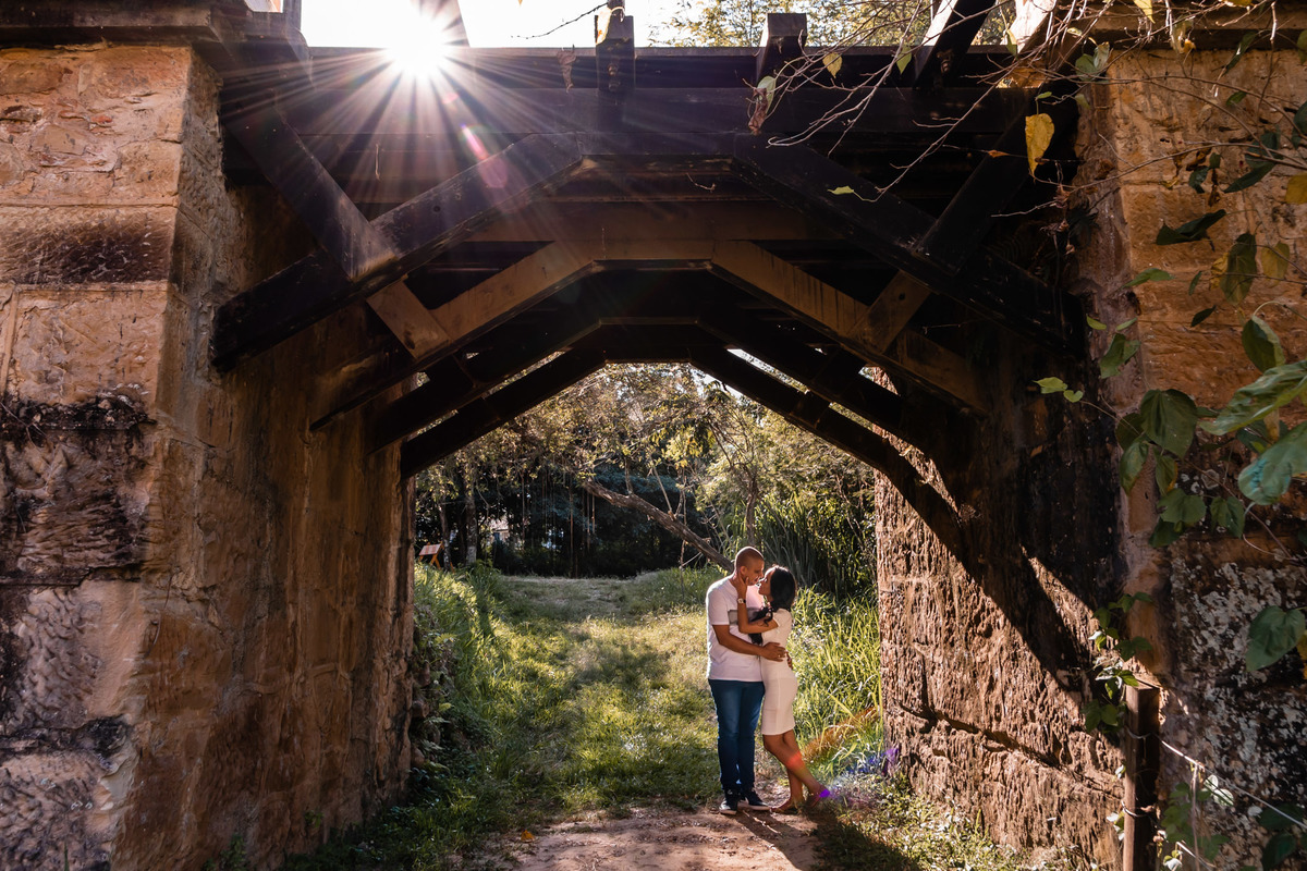 ensaio Pré-Wedding na Floresta Nacional de Ipanema. Fazenda Ipanema Sorocaba. fazenda Ipero, ensaio sorocaba. pre wedding sorocaba. dicas de ensaio. poses de ensaio casal. fotografia de casamento. fotografo de casamento.
