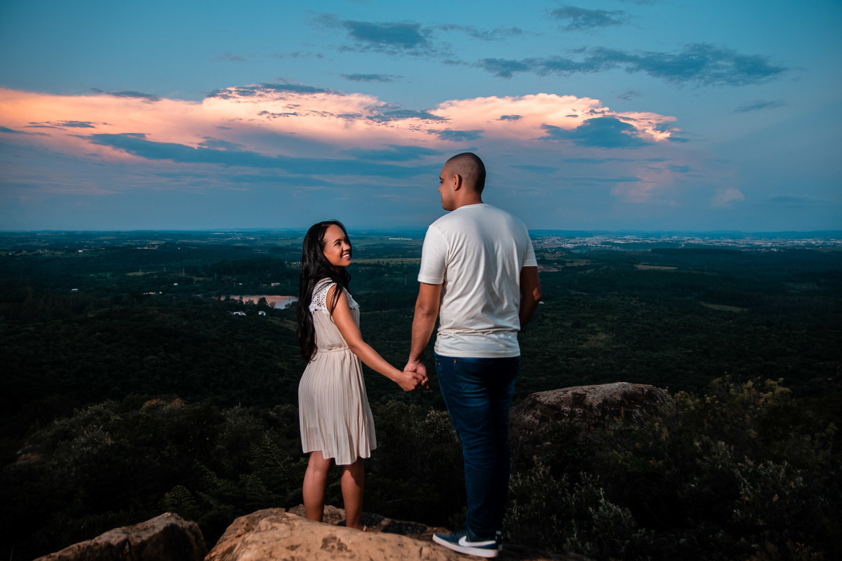 ensaio Pré-Wedding na Floresta Nacional de Ipanema. Fazenda Ipanema Sorocaba. fazenda Ipero, ensaio sorocaba. pre wedding sorocaba. dicas de ensaio. poses de ensaio casal. fotografia de casamento. fotografo de casamento.