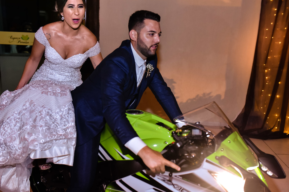 casamento, fotos casamento, Espaço Paraíso, casamento Jundiaí vestido da noiva, noivos na moto