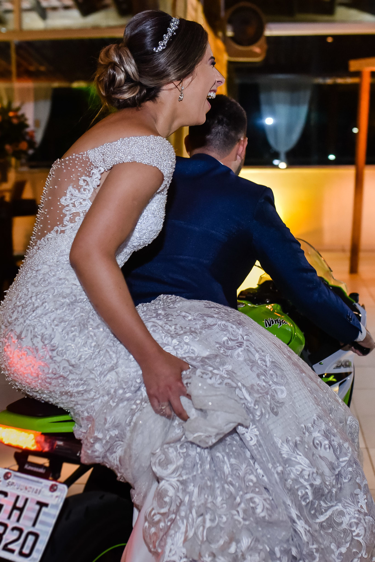 casamento, fotos casamento, Espaço Paraíso, casamento Jundiaí vestido da noiva, noivos na moto