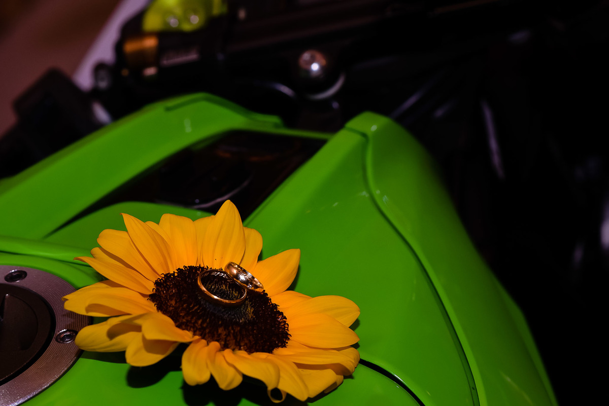 casamento, fotos casamento, Espaço Paraíso, casamento Jundiaí vestido da noiva, festa do casamento, noivos na moto, aliança