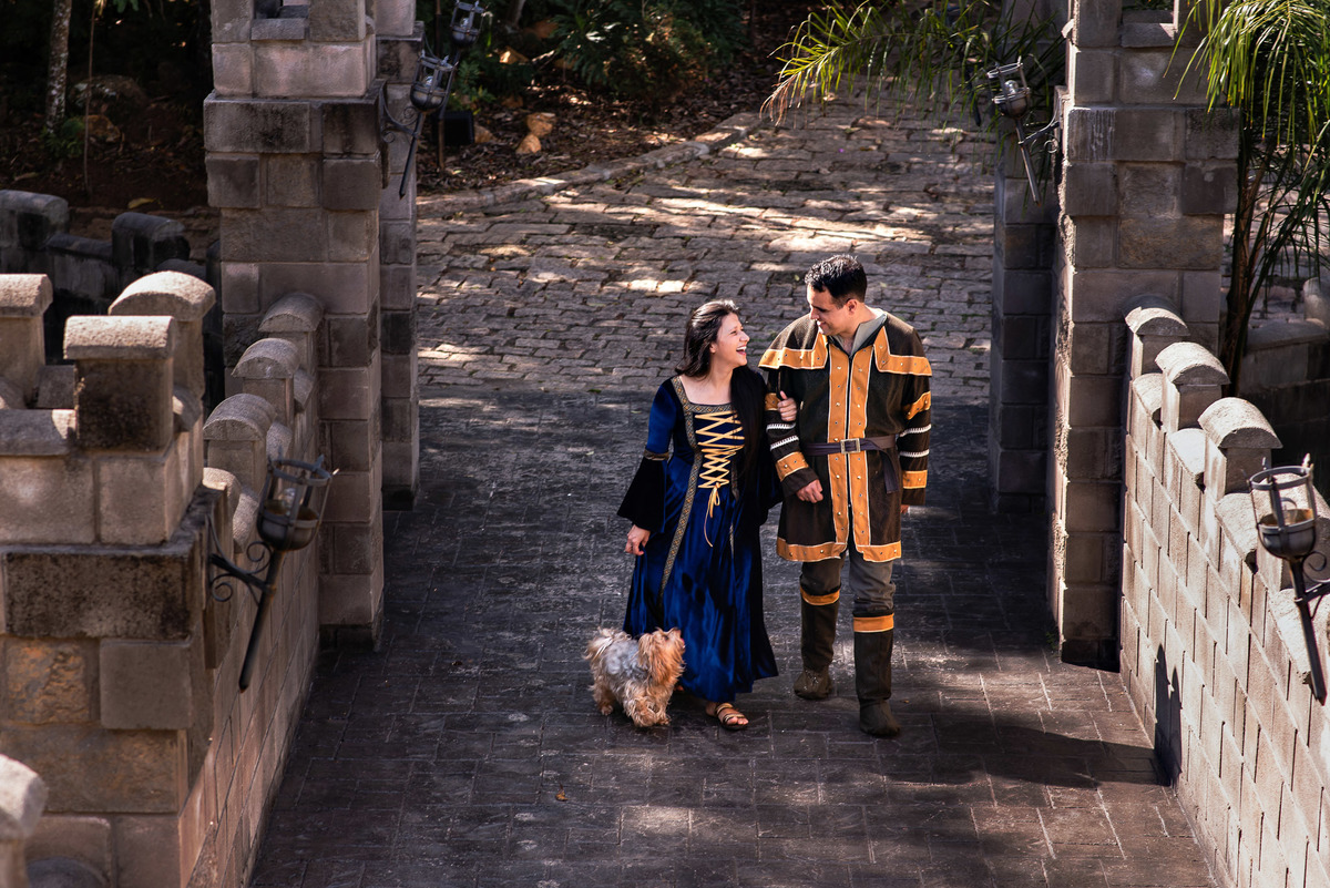 Ensaio pre-wedding , ensaio diferente, ensaio com dog, Ensaio tematico, ensaio casal, fotos casal, ensaio fotográfico castelo, castelo dos vinhais, ensaio medieval, ensaio fotográfico medieval, ensaio pre-wedding castelo dos vinhais, ensaio com cachorro