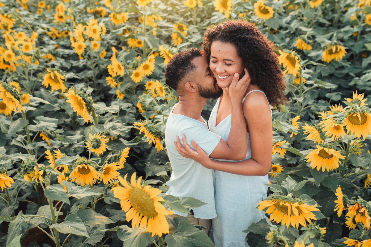 Ensaio Pre Wedding Holambra, Ensaio Casal, Theos Turismo Holambra. Holambra cidade das flores. Ensaio pre wedding na plantação de girassol. Campo de rosas