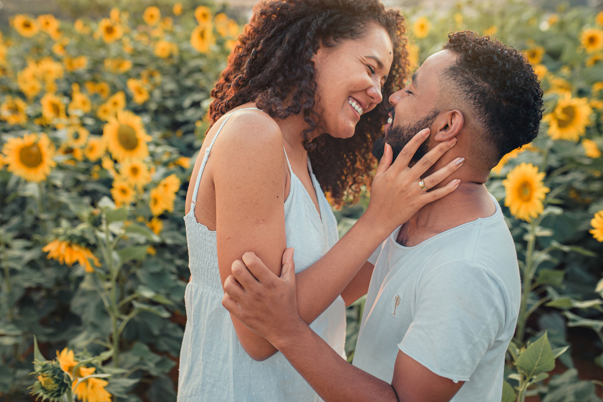 Ensaio Pre Wedding Holambra, Ensaio Casal, Theos Turismo Holambra. Holambra cidade das flores. Ensaio pre wedding na plantação de girassol. Campo de rosas