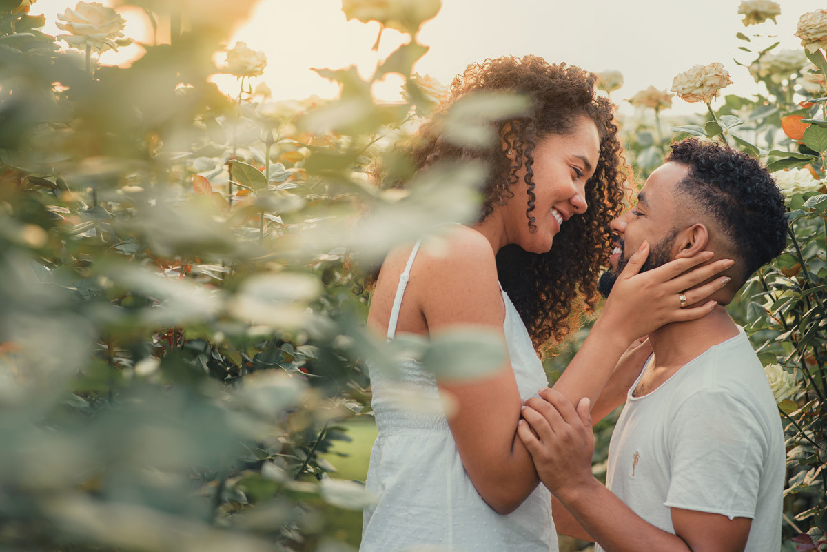 Ensaio Pre Wedding Holambra, Ensaio Casal, Theos Turismo Holambra. Holambra cidade das flores. Ensaio pre wedding na plantação de girassol. Campo de rosas