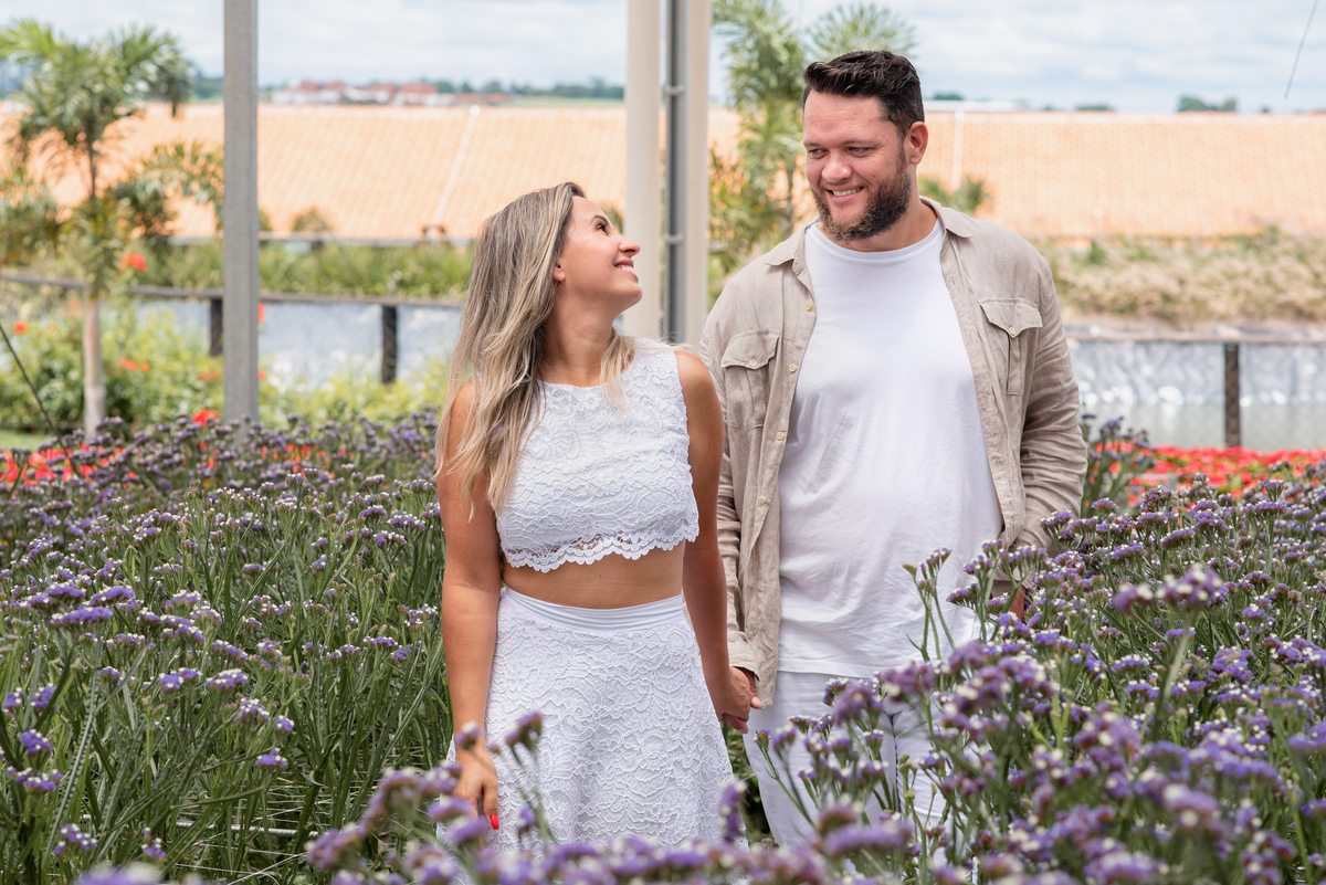 Ensaio Pre Wedding Holambra, Ensaio Casal, Theos Turismo Holambra. Holambra cidade das flores. Ensaio pre wedding na plantação de girassol. Campo de rosas