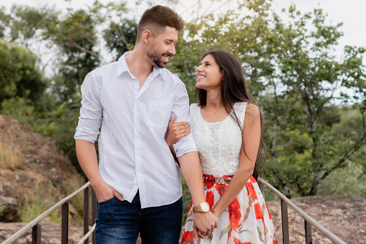 ensaio Pré-Wedding na Floresta Nacional de Ipanema. Fazenda Ipanema Sorocaba. fazenda Ipero, ensaio sorocaba. pre wedding sorocaba. dicas de ensaio. poses de ensaio casal. fotografia de casamento. fotografo de casamento.
