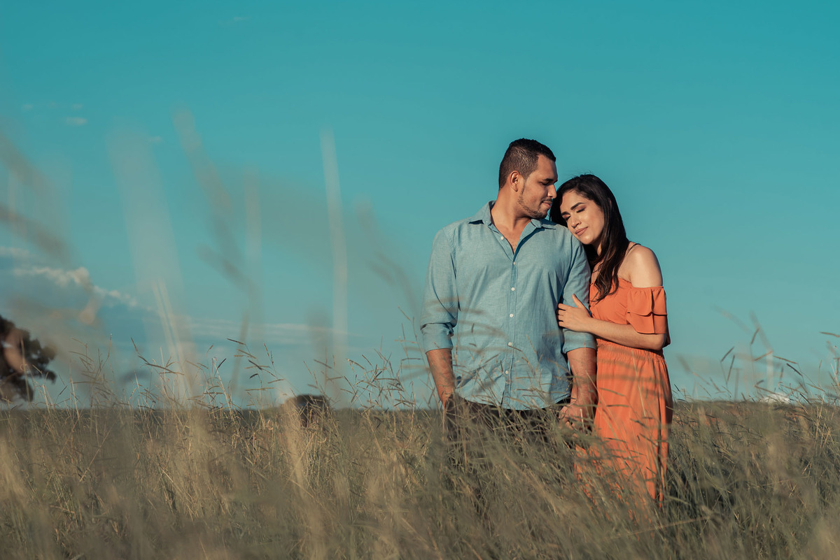 ensaio Pré-Wedding em itirapina. Ensaio itirapina. pre wedding . dicas de ensaio. poses de ensaio casal. fotografia de casamento. fotografo de casamento.
