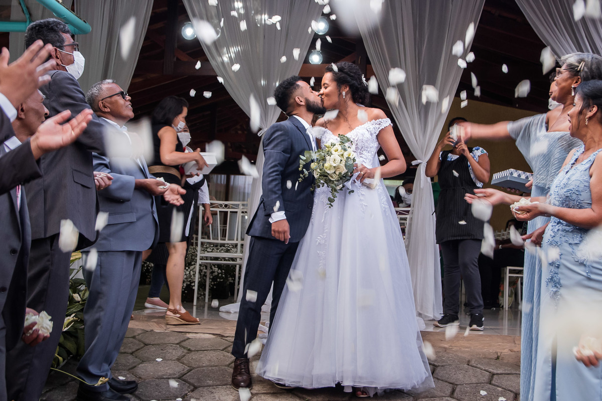 le monge, casamento, noiva, fotografia de casamento, fotografia, alex e thais fotografia , casamento ao ar livre, casamento de dia, chuva de petala