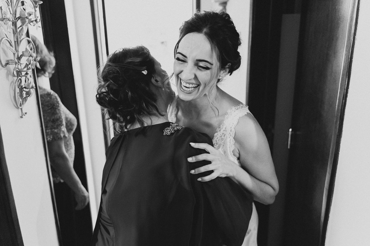 abraço de mae e filha