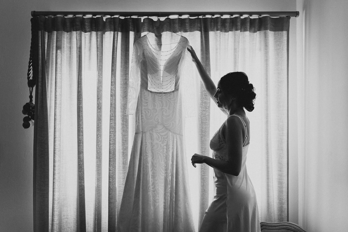 noiva a apreciar o vestido