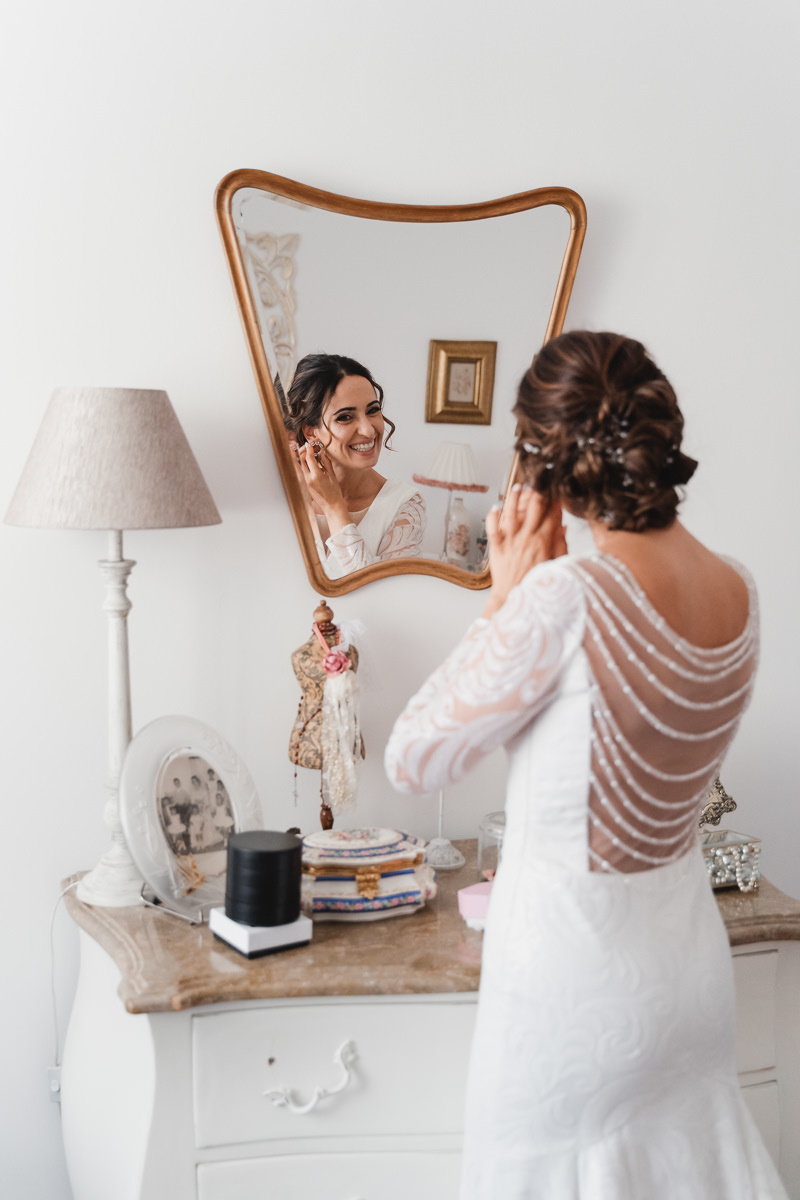 noiva a colocar os brincos