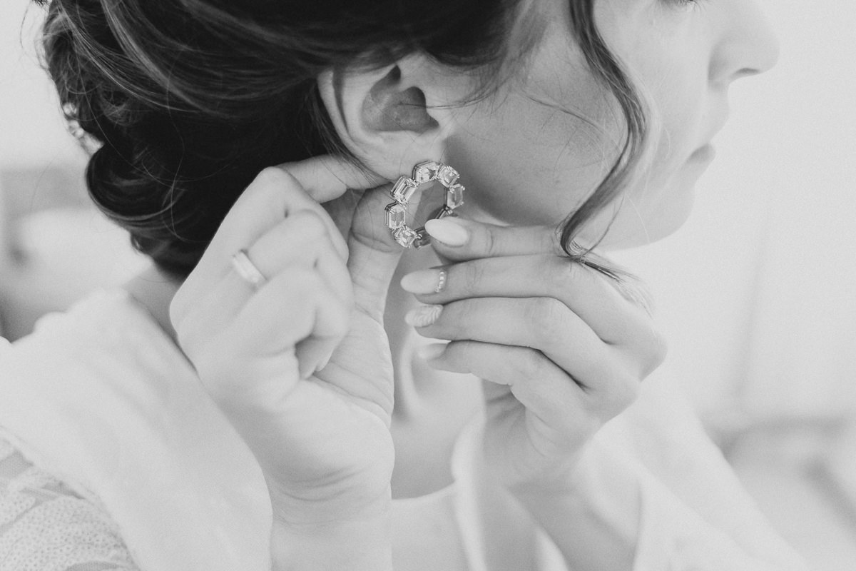 noiva a colocar os brincos