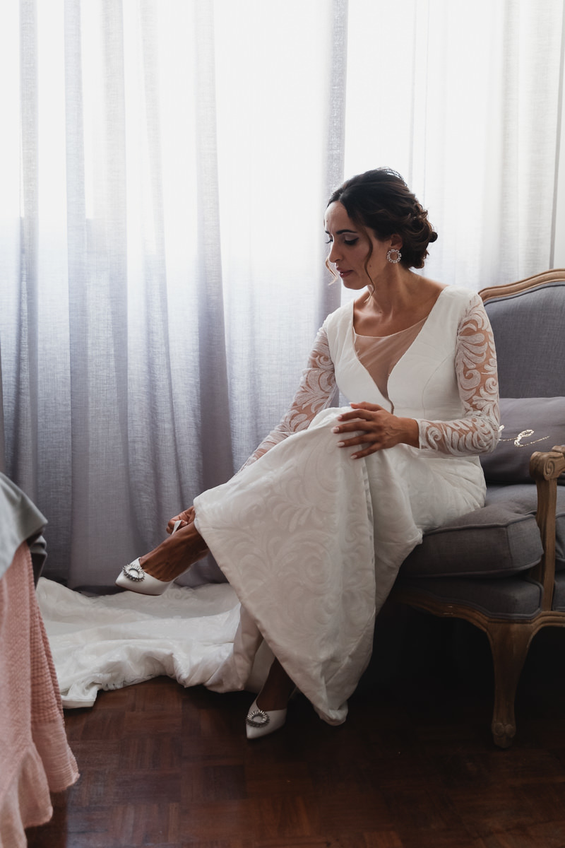 noiva a calçar os sapatos