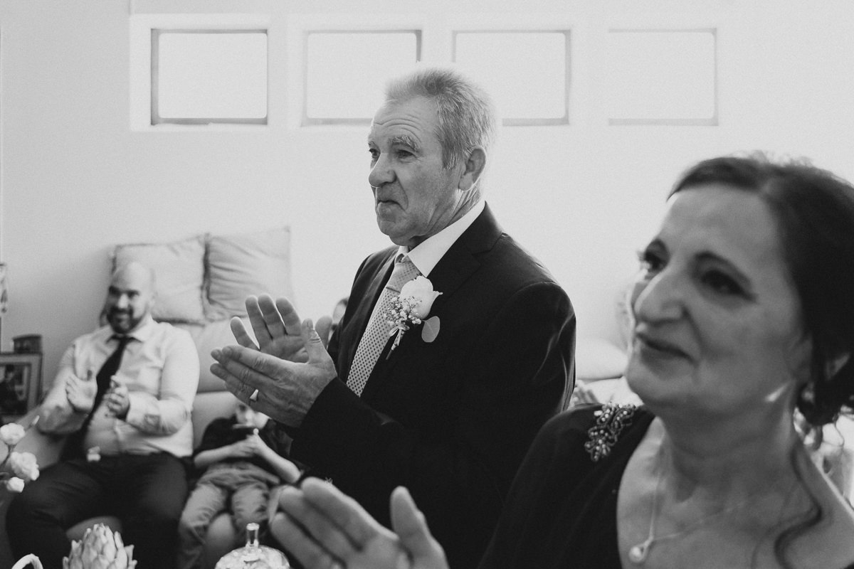 pais da noiva a aplaudir