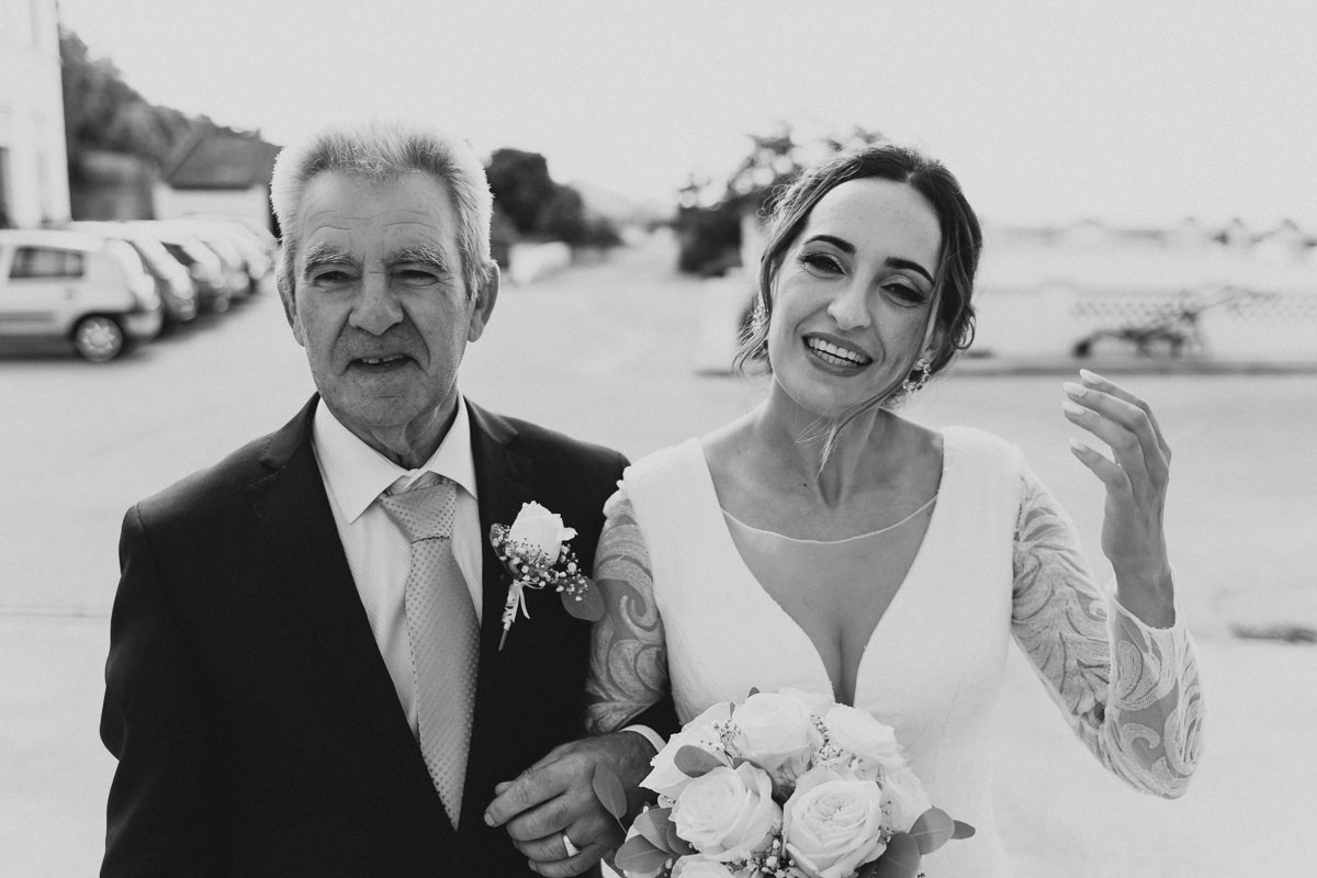 noiva a caminhar com o pai e filha