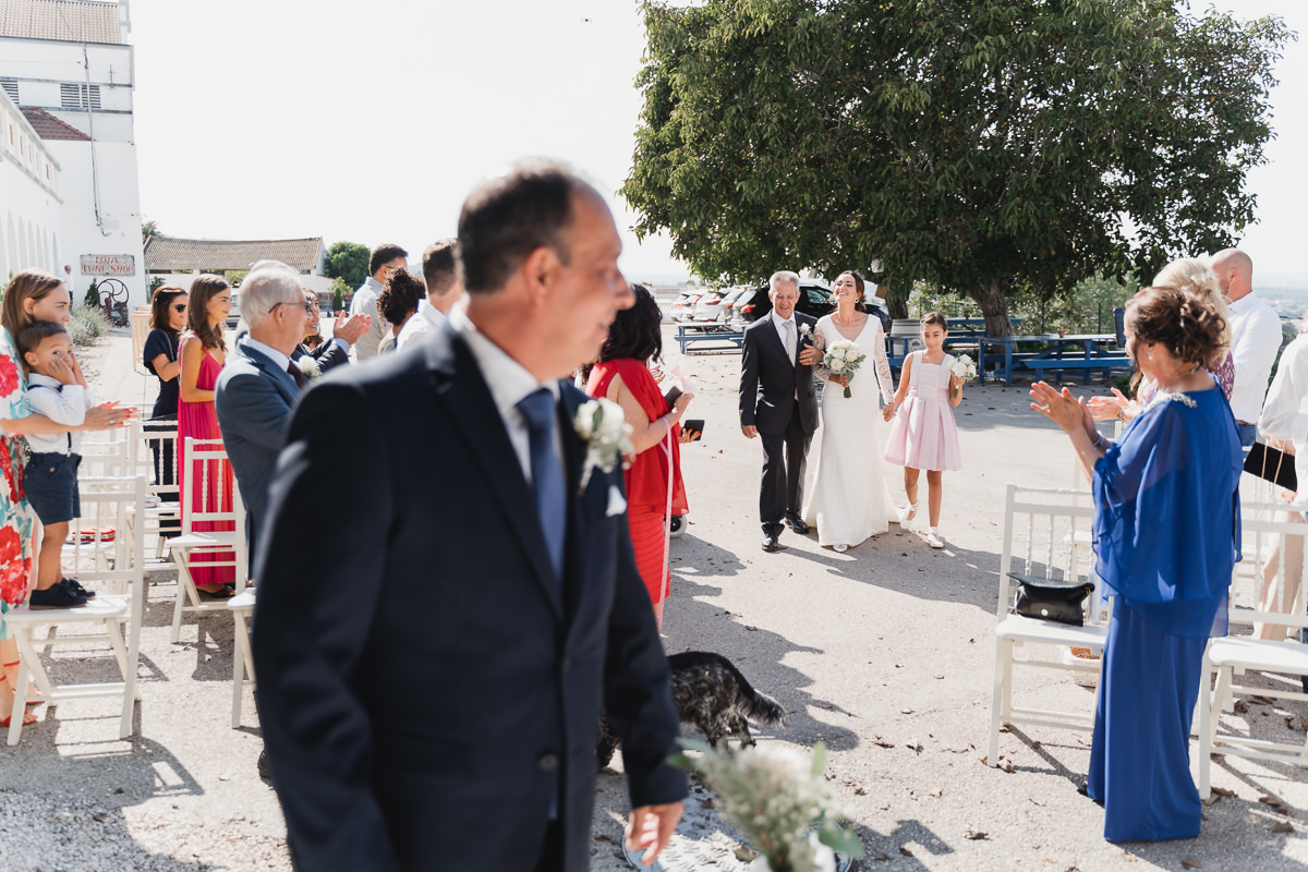 noiva a caminhar com o pai e filha