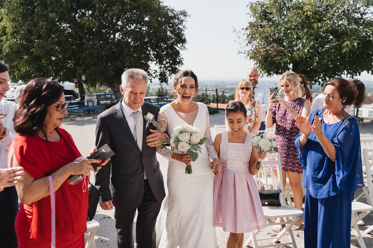 noiva a caminhar com o pai e filha