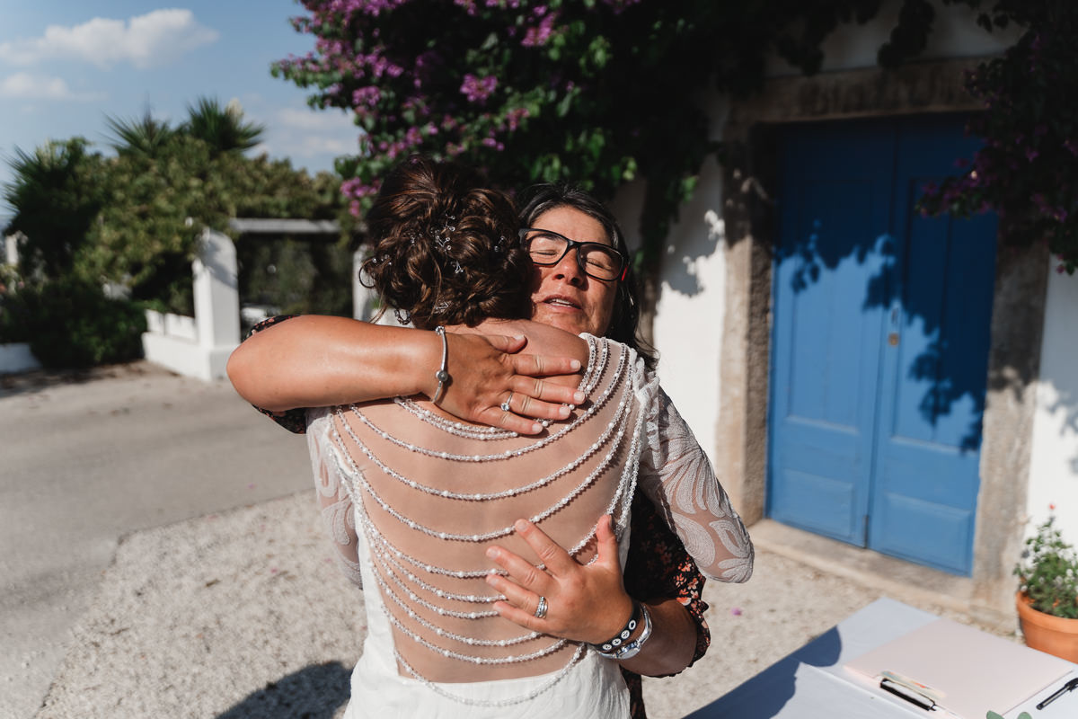 abraço entre a noiva e a celebrante