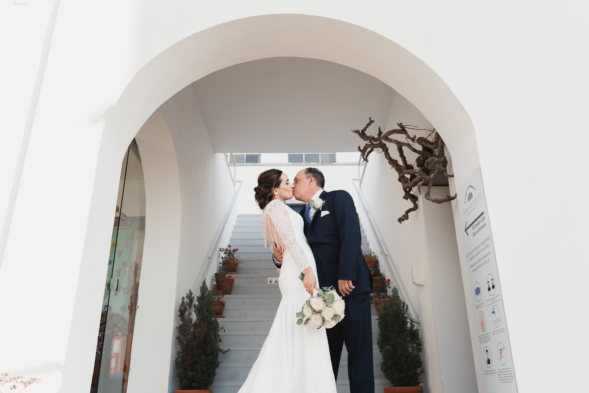 beijo dos noivos antes de entrar no salao