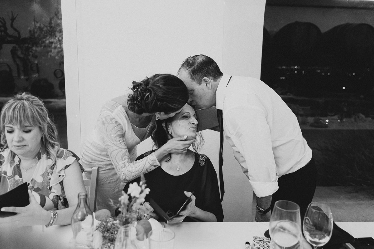 beijo dos noivos à mae da noiva