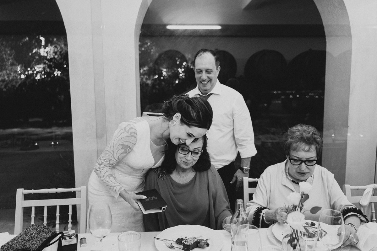 beijo dos noivos à mae do noivo