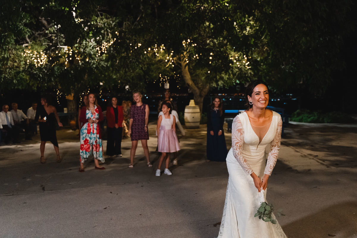 noiva a atirar o bouquet